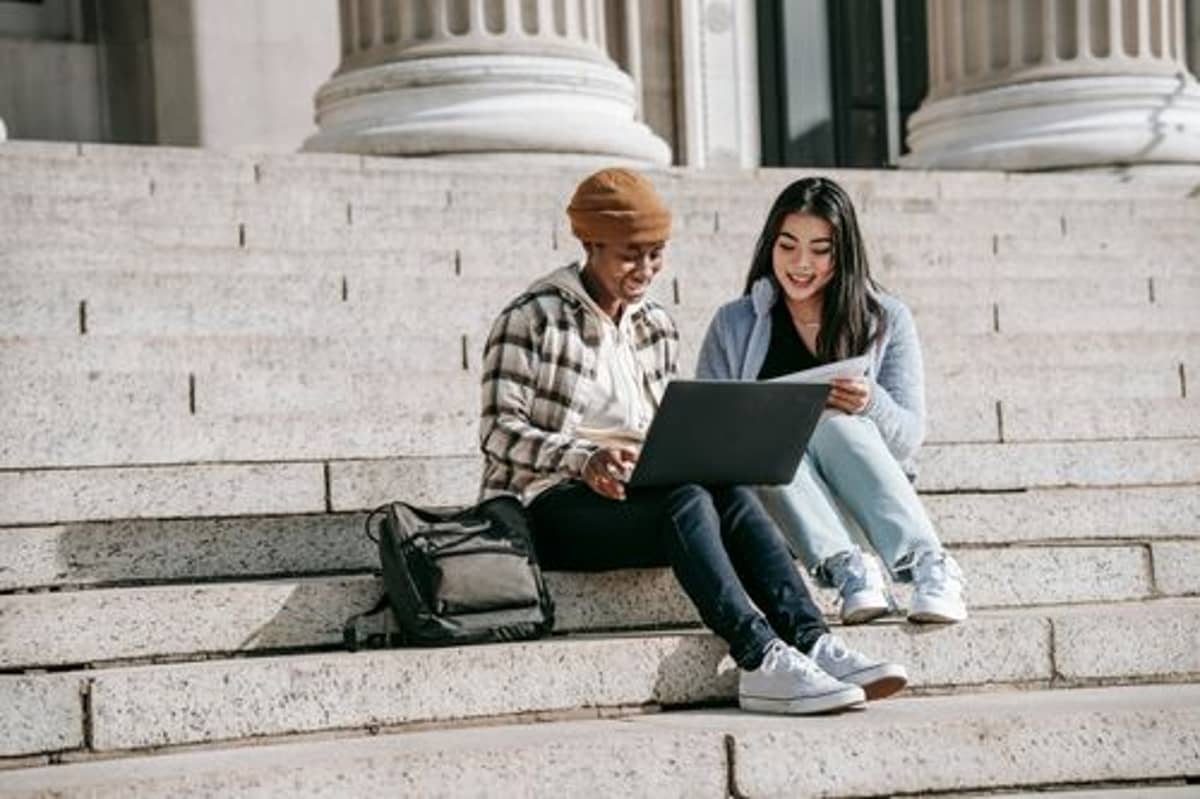 Choosing Between Community College vs University: A Complete Guide