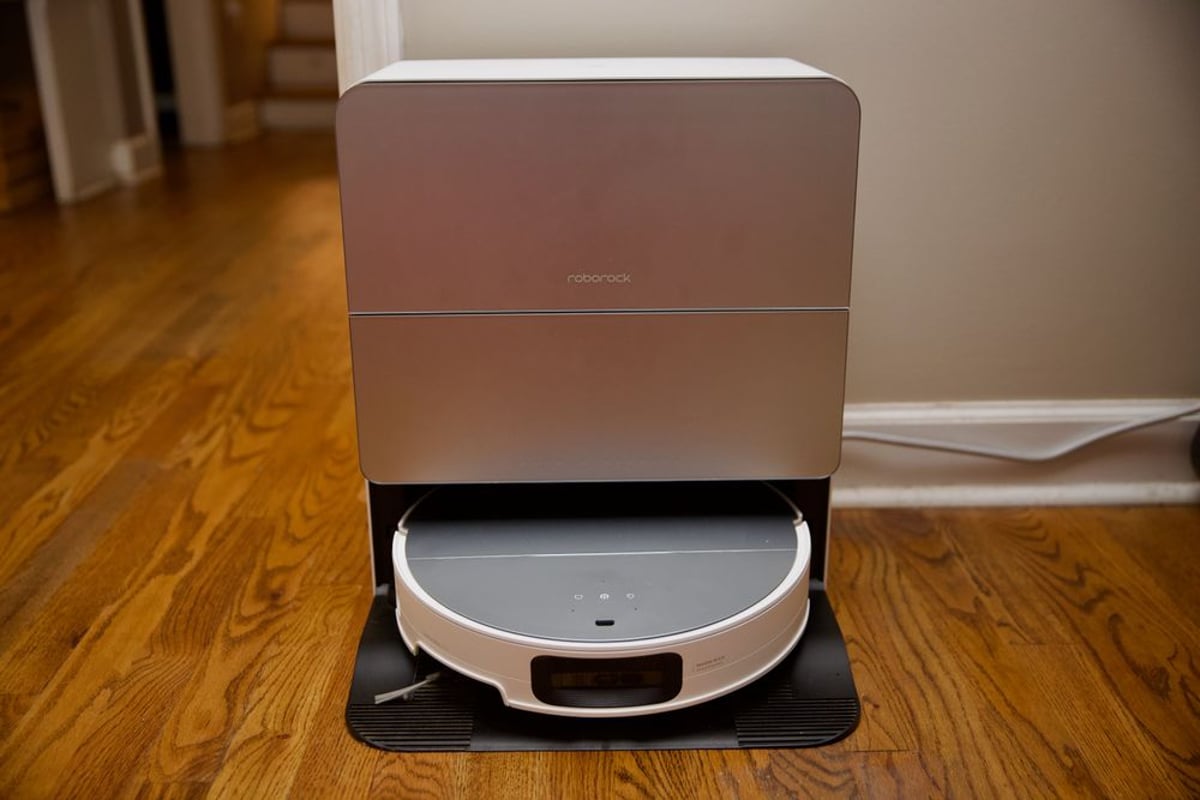 Roborock Saros 10 Hits Record Low at $1,100 in Extended Cyber Deal