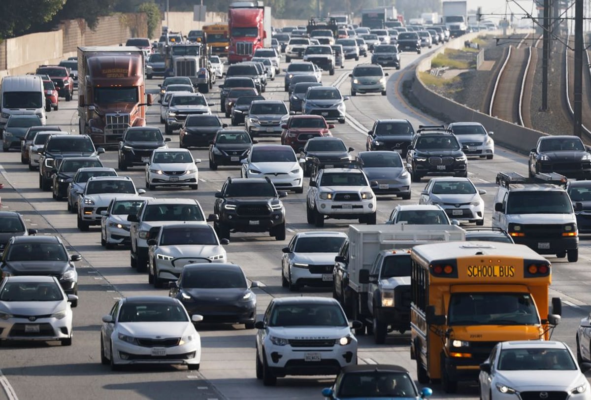 Trump slashes fuel standards to 34.5 MPG, saves automakers billions