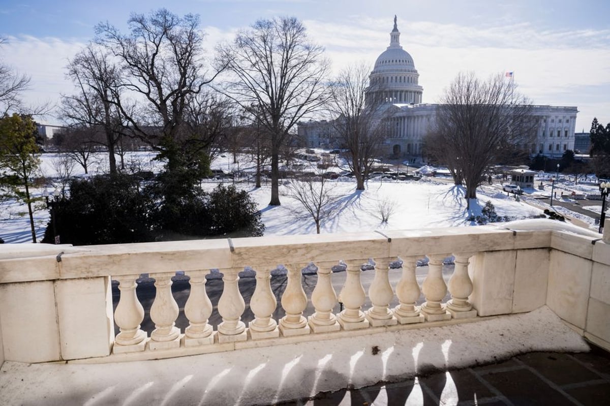 Crypto's Clarity Act Stalls as Coinbase, Wall Street Clash